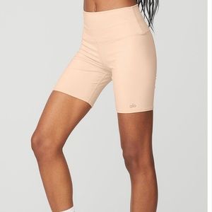 Alo 7” biker shorts in peachy glow